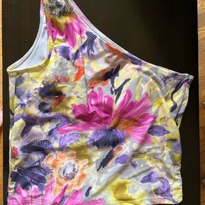 Kortni Jeane Swim Top. Barely been worn. Excellent condition. Size small.